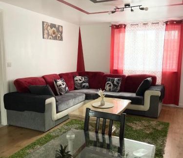 Chadwell Apartment | Westfield Gardens - 3 Bedroom Apartment