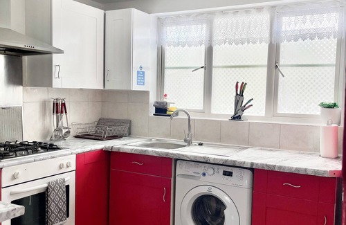 Chadwell Apartment | Westfield Gardens Apartment - 3 Bedrooms