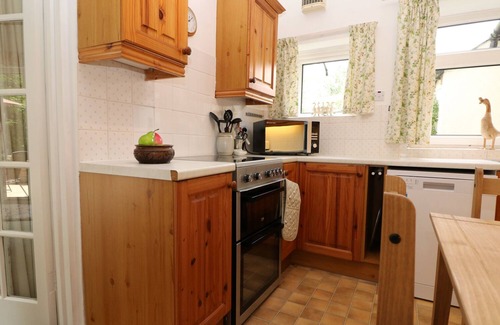 Sittingbourne Cottage | WESTGATE COTTAGE, pet friendly, with a garden in Sittingbourne