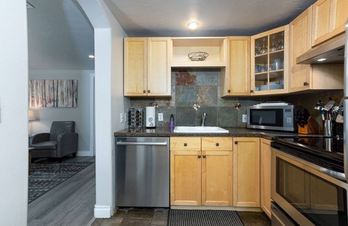 River West Cottage | Westside Cottage │Fenced Yards │Hot Tub │One Block to Galveston │Guest Favorite