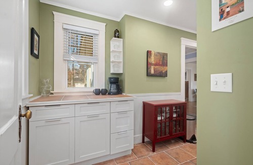 East Greenwich Cottage | Weymouth Hill Station. Hillside cottage retreat with water views