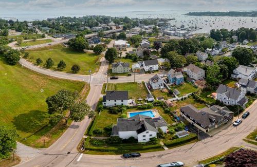 Stonington Apartment | Whalers Rest A Bright and Historic 2BR Flat in Stonington Borough