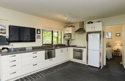Waimarama Cottage | Whamoori - Waimarama Beach Bach