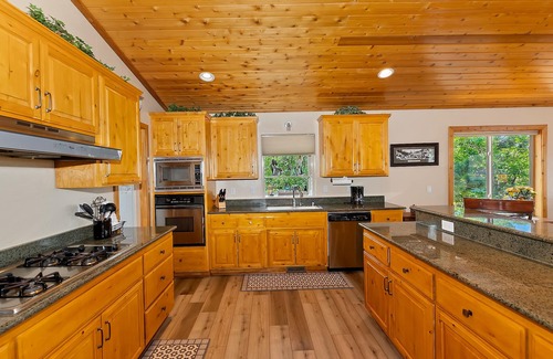Castle Glen Estates Cabin | What A View by Destination Big Bear : Castle Glen Estates: Lake & Mountain Views! Hot Tub! Propane BBQ! Ping Pong!
