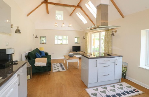 Corby Glen Cottage | WHEELWRIGHTS COTTAGE, romantic, with pool in Corby Glen