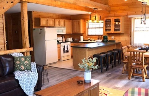 Friendship Cabin | Where Lazy Days Are the Best Daysn-near Trails and Lakes-5 beds