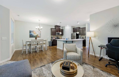 Clegg House | Where Relaxation Meets Home, KING Suite RETREAT, 14 MINS to RDU Airport, POOL