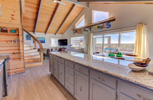 Bayshore House | Whimsical Ocean Front Home! Hot tub & Dog Friendly!