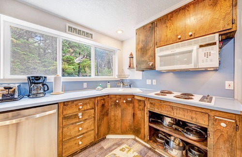 Sandpiper Village Cabin | Whimsical Oceanview Home with Private Hot Tub & Nearby Beach Access - Dogs OK