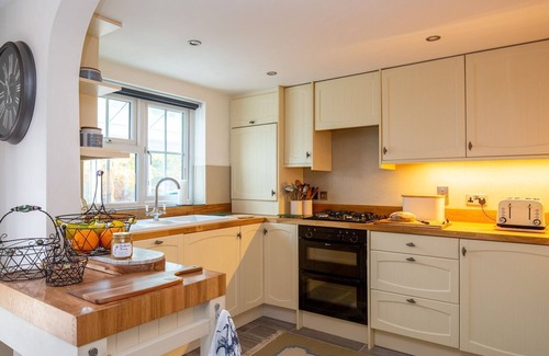 Bretforton Cottage | Whippet Cottage - sleeps 4 guests in 2 bedrooms