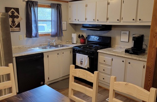 Mena Cabin | Whiskey Ridge Retreat a Cozy Pet and Family Friendly Getaway