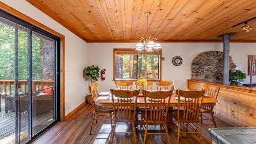 Truckee House | Whiskey Springs by AvantStay Classic Cabin Near Tahoe Donner Ski Area