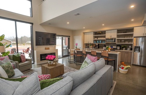 Stevensville House | Whispering Dune Retreat - POOL OPEN TILL OCT