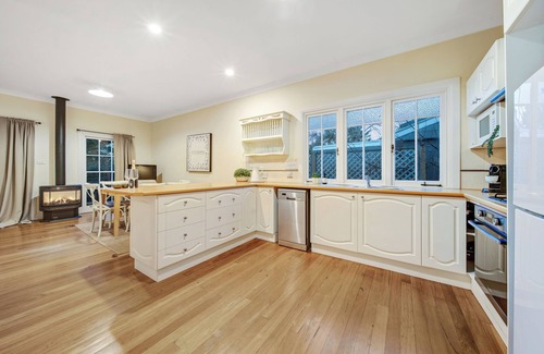 Wentworth Falls Cottage | Whispering Pines Cottages