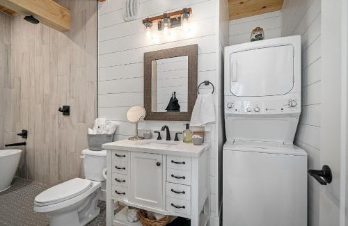 Treloar House | Whispering Pines - Lakeside