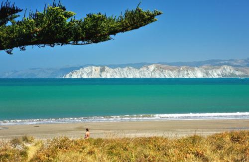 Gisborne Hotel | Whispering Sands Beachfront Motel