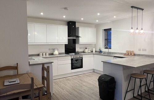 Barrow Gurney House | White 3 bed bungalow with en-suite and parking