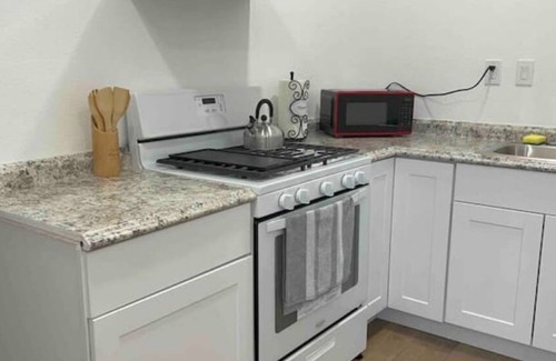 Tracy Apartment | White Alpacas - Super Clean & Budget Guesthome