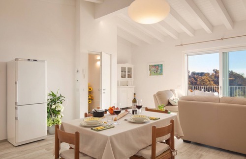 Marciaga Apartment | White Apartment with Terrace and Lake View