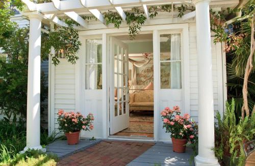 Historic Downtown Manteo Bed & Breakfast | White Doe Inn Bed & Breakfast
