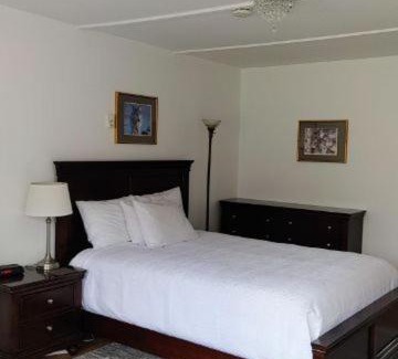 Algoma District Hotel | White Fang Motel