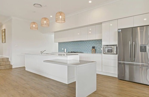 Orange House | White Haven - Luxe Abode, Mountain Views, Firepit
