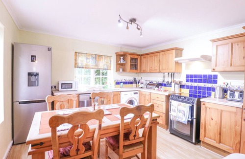 Little Snoring Cottage | WHITE HOUSE COTTAGE, pet friendly, with open fire in Fakenham