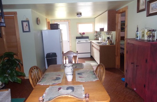Mills House | White Knoll Hideaway, warm cozy cabin on top of mountain on a quiet dirt road