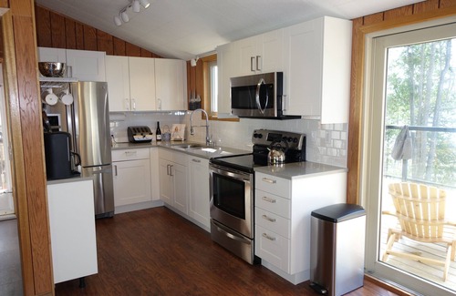 Douro-Dummer Cottage | White Lake Cottage - Kawarthas waterfront cottage with large, private frontage