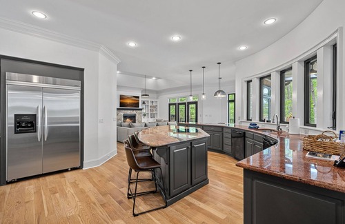 Denver House | White Lotus by SoCharm | *NO BOOKING FEES* Luxe Retreat with 300ft of Waterfront Views & Pickleball
