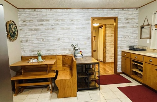 Highland Vermillion County Cottage | White Oak Cottage and Wi-Fi! Celebrate the holidays in our country cottage!