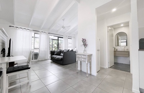 Suffolk Park Apartment | White Palms Surf Shack, 80m from the beach! Air-conditioned