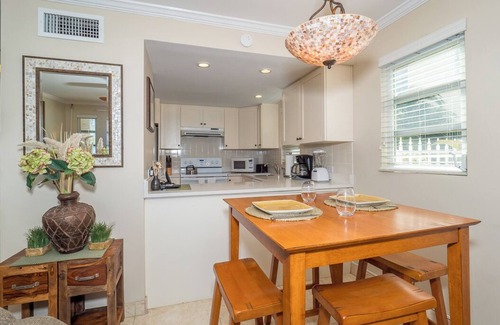 Seven Mile Beach Condo | White Sands 4-Beachfront Condo directly on 7 Mile Beach. Call Cayman Villas!