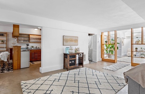 Greilickville House | White Stone House: Pet-Friendly on 10 Acres!