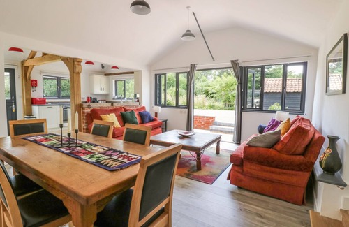 Attleborough Cottage | WHITEHANDS FARM BARN, pet friendly, with hot tub in Old Buckenham