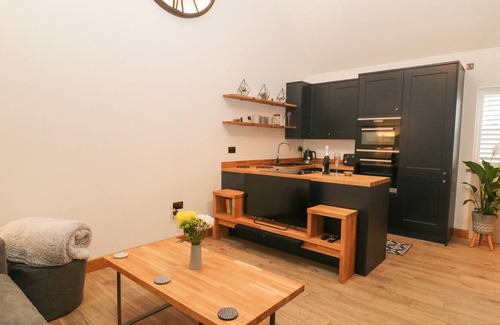 Ault Hucknall Cottage | WHITES' BARN, luxury holiday cottage, with a garden in Glapwell
