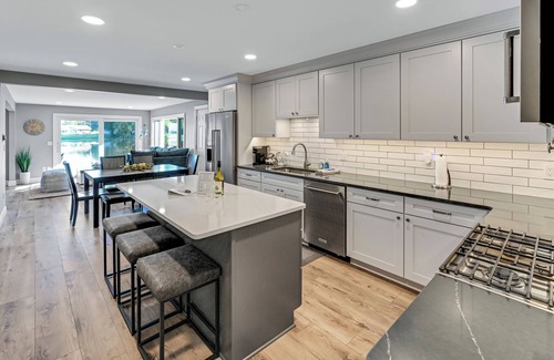 Whitmore Lake House | Whitmore Bay: Sunny Days & Cool Breezes – Your Waterfront Paradise!