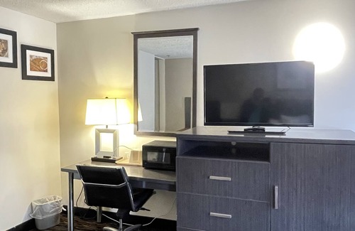 Hamden Hotel | Whitney Inn & Suites