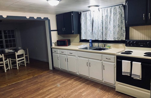 Poplar Bluff House | Whole 1 bedroom house in Poplar Bluff