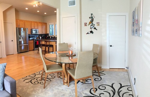 MLK House | Whole Home Air Cleaner, Quiet surroundings, deck and Jacuzzi, near golf course