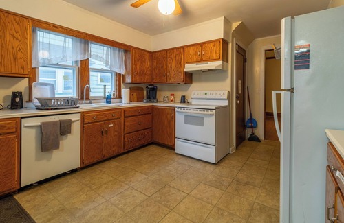 Rochester House | Whole House 5 min from Airport 5-Beds sleep 10