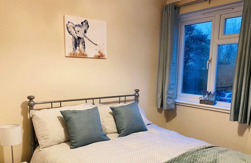 Farnham House | Whole lovely House - 3 bedrooms garden WIFI