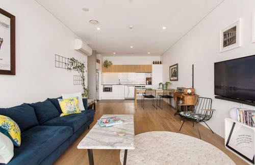 Christchurch City Centre Apartment | Whow! Unique Quirky Spacious Free Off Street Park