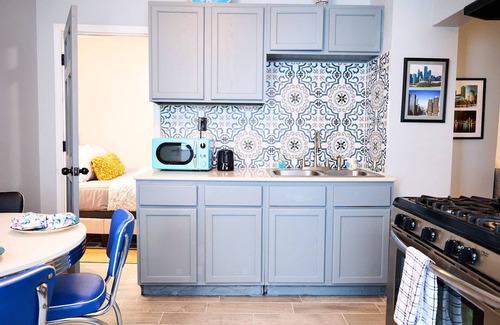 Noble Square Apartment | Wicker Park 2Bdrm Near Downtown & Salt Shed Weekend Special 229.00 Sept 8 - 10