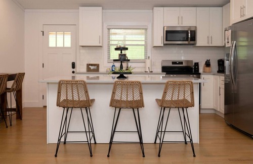 Stanton Apartment | WiFi, Hot Tub, 50 Shades of Slade - RRG!