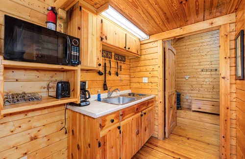 Luray Cabin | WIFI! Hot tub Riverfront Mountain Views! Close to Luray Caverns, Shenandoah Park
