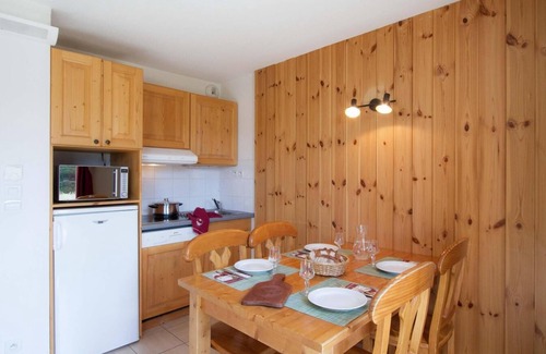 Saint-Etienne-en-Devoluy Apartment | Wifi, ski-in/ski-out & foot of the slopes, fitness, swimming pool, terrace, balcony, parking, tv