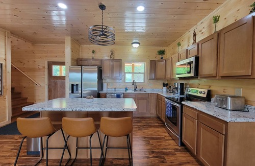 Rogers Cabin | WiFi w/Great Location - Skyline Chalet - Large Family Getaway in Red River Gorge, KY!