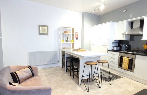 Wigan Apartment | Wigan Central Comfort | Amazing Family Apartment + Free Parking | 6 Guests