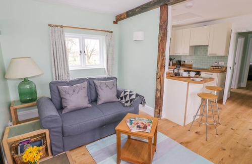Napton-on-the-Hill Cottage | WIGRAMS CANALSIDE COTTAGE, pet friendly in Napton-On-The-Hill